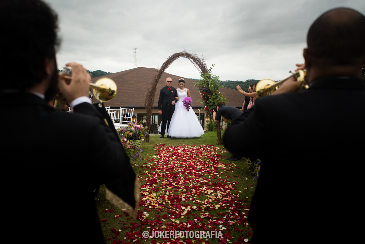 entrada da noiva com clarins