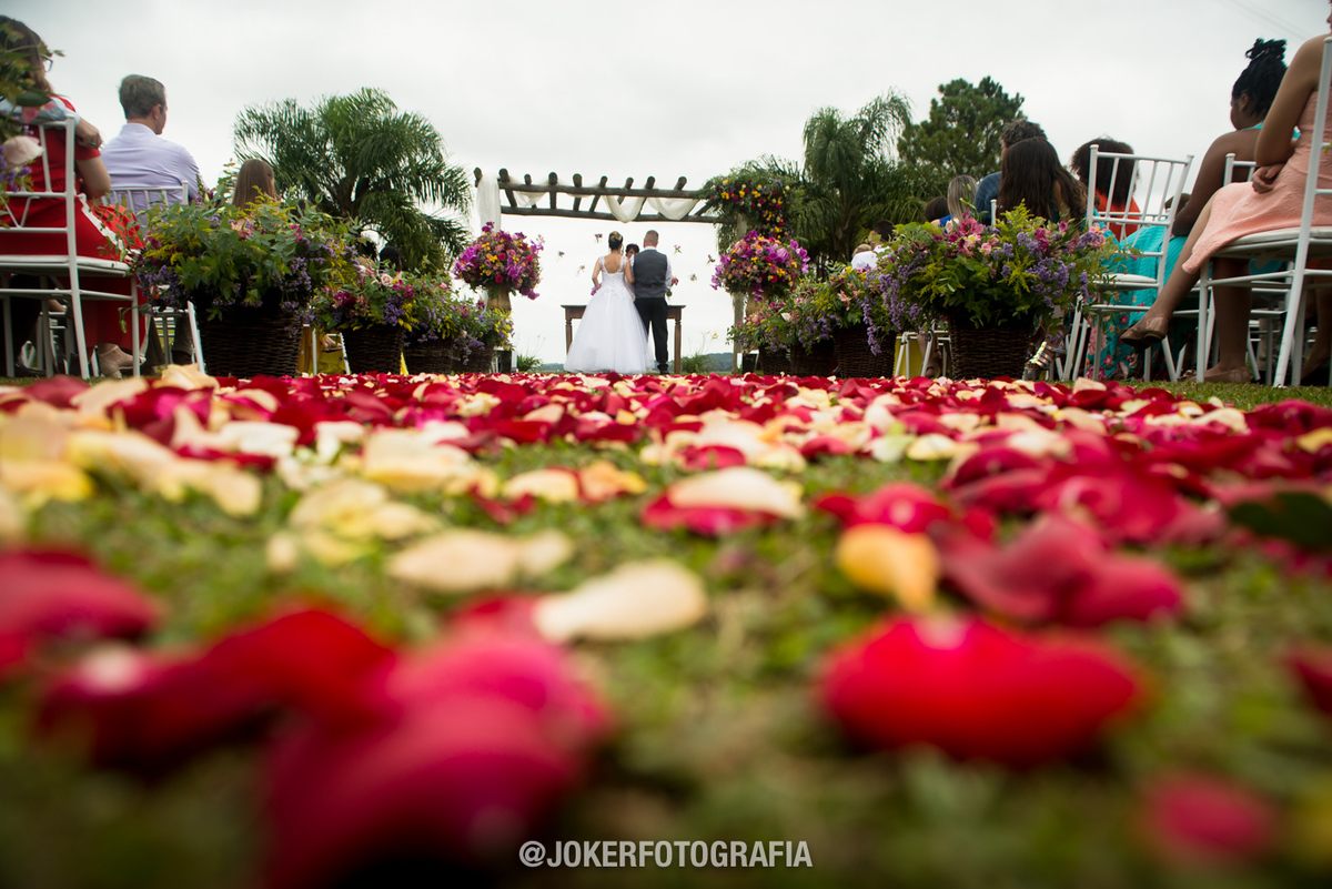 tapete de pétalas no casamento de patricia e diego em curitiba