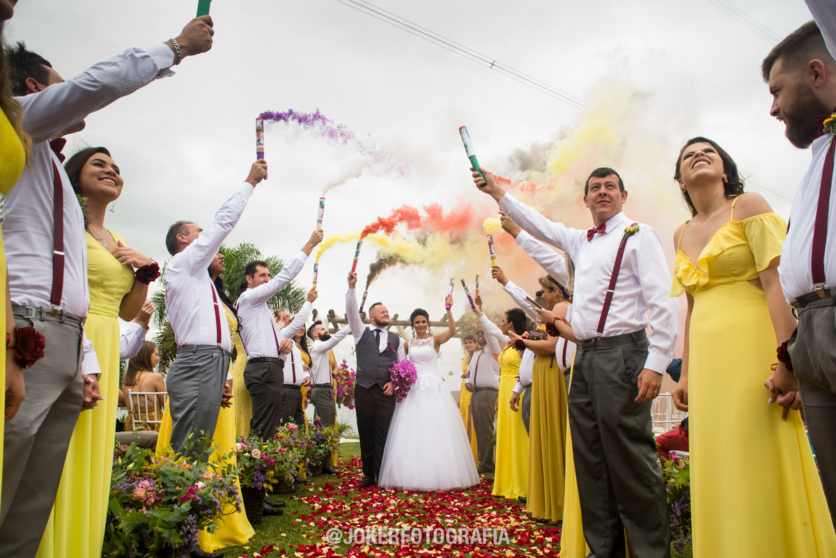 saída dos noivos com fumaça no casamento ao ar livre em curitiba