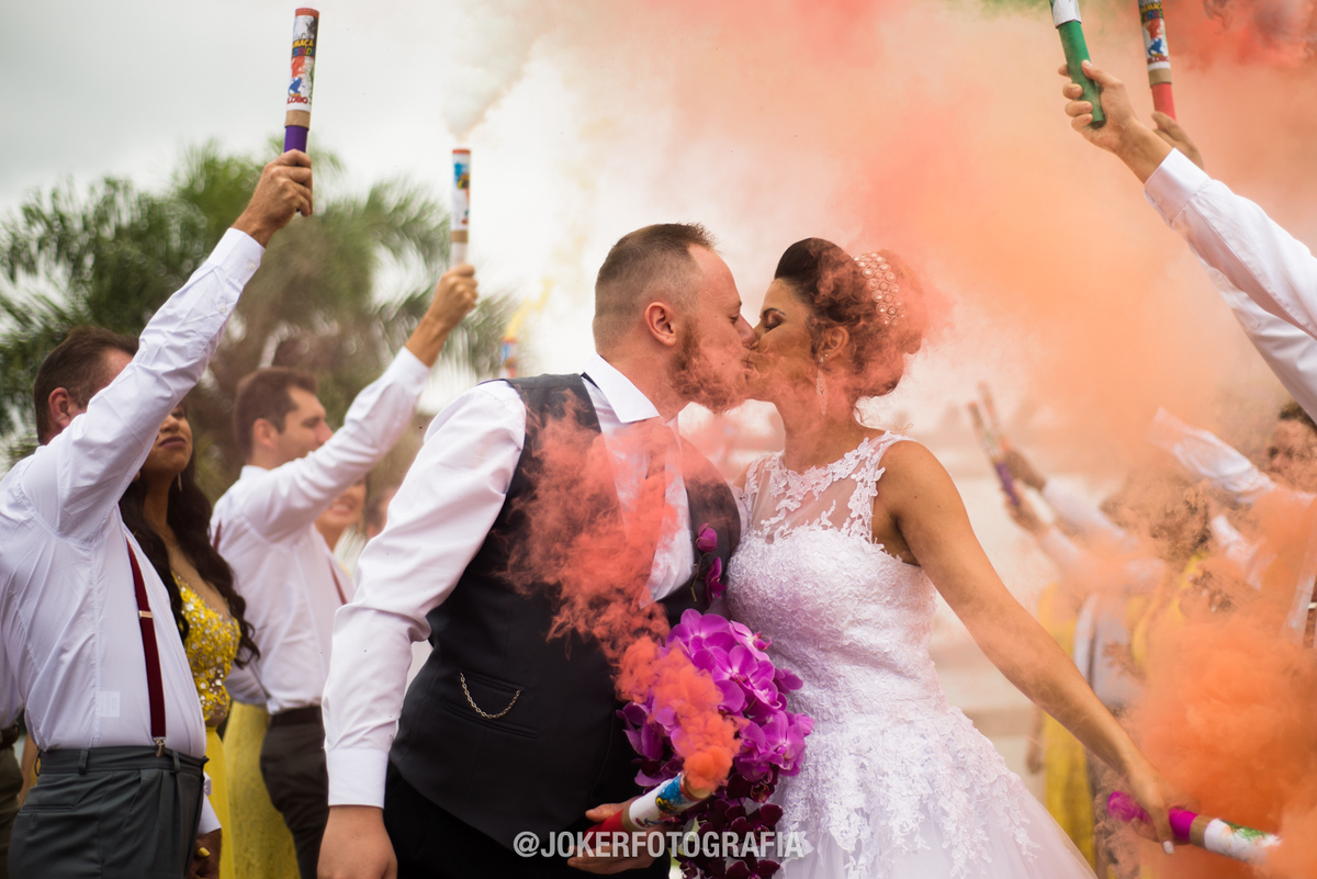 saída dos noivos com fumaça pelo fotógrafo joker fotografia
