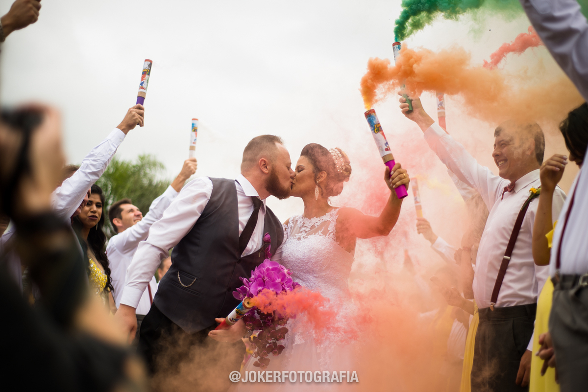 saída dos noivos diferente com fumaça idéias