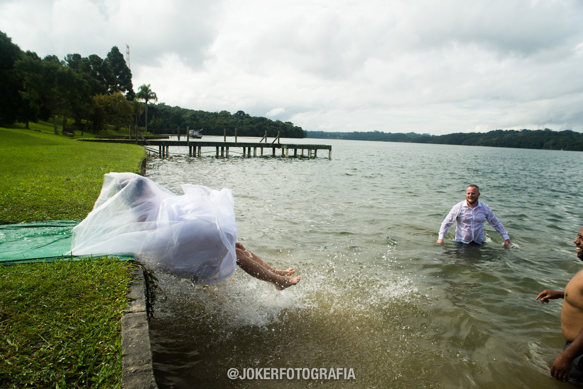 noiva pula na água no dia do casamento laggus