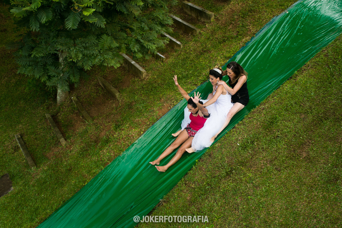 fotógrafo registra a noiva descendo tobogã na piscina no dia do casamento 