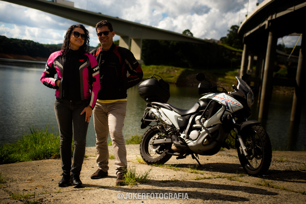 casal motociclista faz fotos de pre wedding na estrada