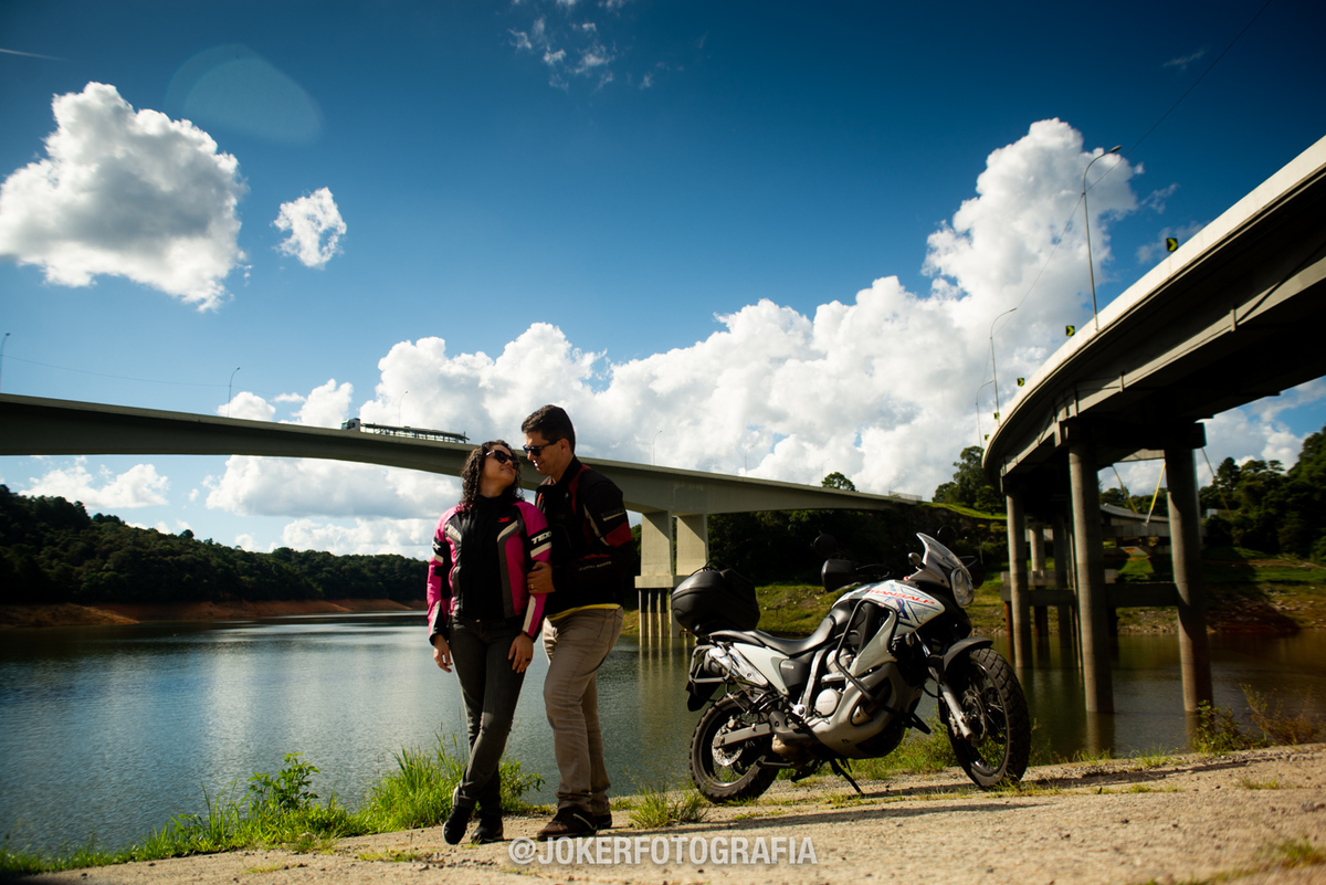 ensaio pre wedding com moto na estrada
