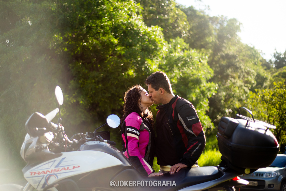 casal motociclista faz fotos de pre wedding na estrada