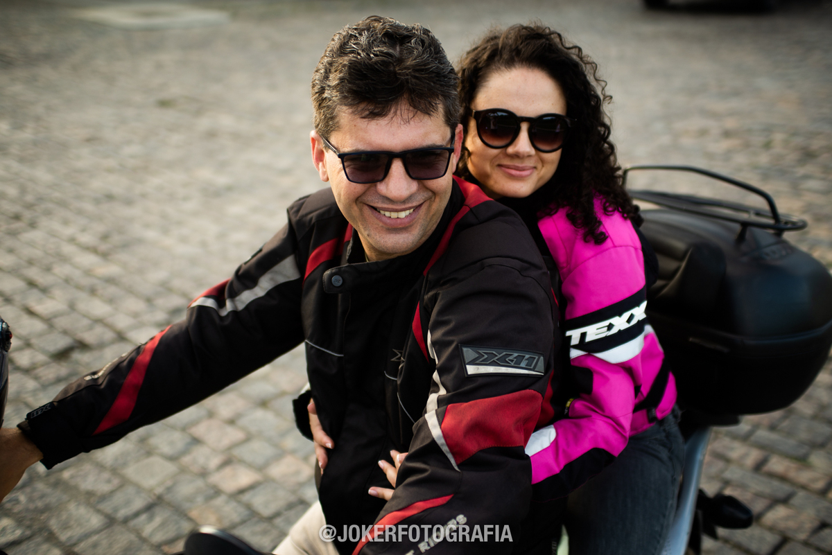 casal de motociclistas leva moto no ensaio pre casamento