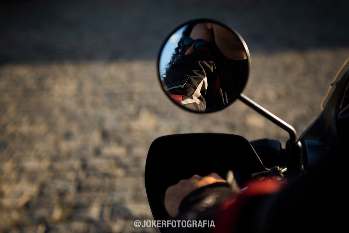 casal motociclista faz fotos de pre wedding na estrada