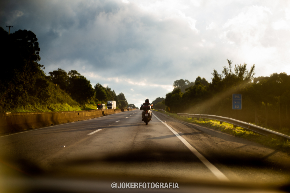 ensaio de casal na estrada com moto