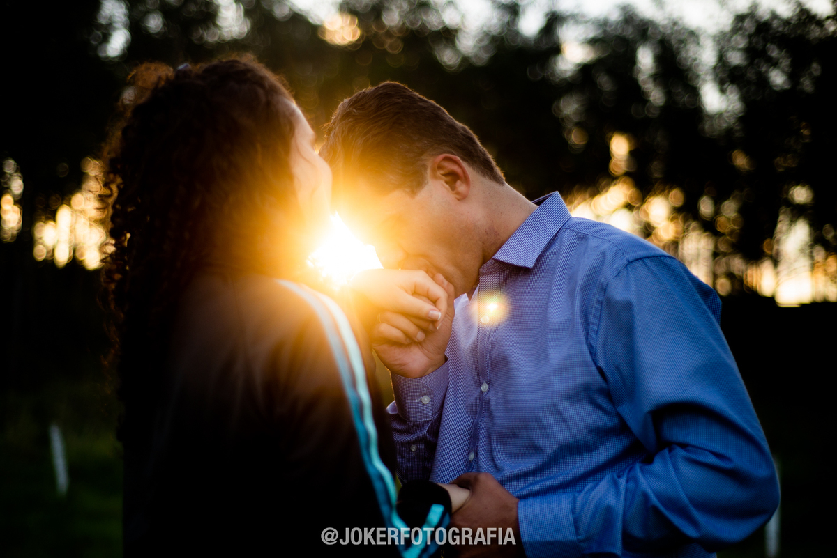 fotógrafo de casamento faz fotos ao ar livre na chácara em curitiba