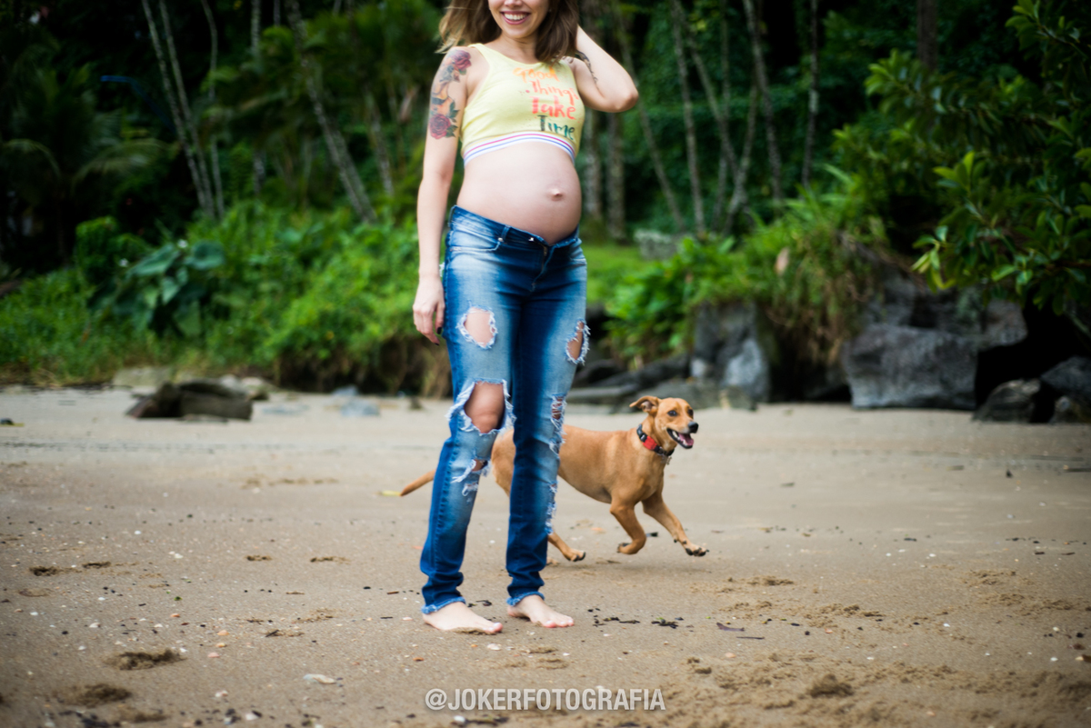 gestante com cachorro book na praia