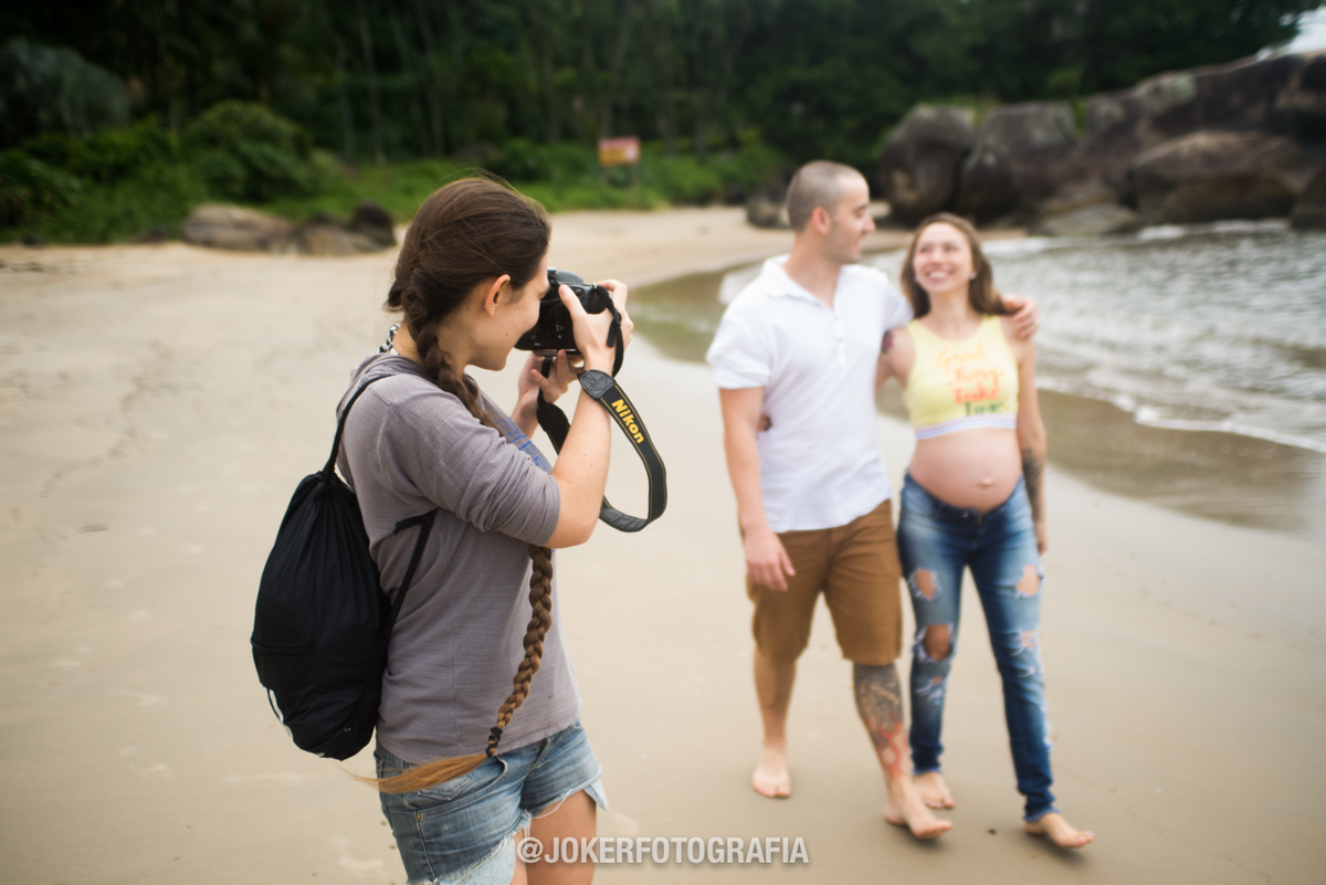 joker fotografia a fotógrafa roberta ellerbrock fotografando um book de gestante na praia