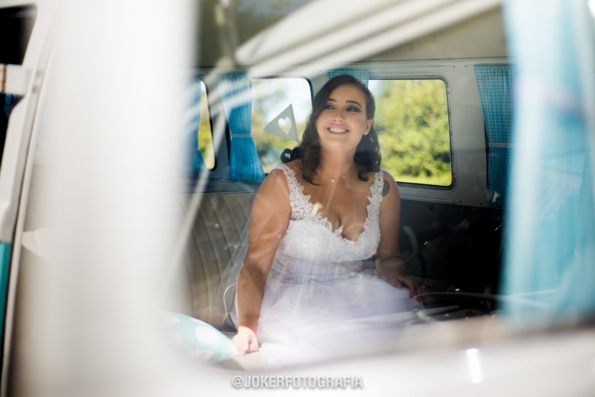 fotógrafo registra noiva chegando de kombi no casamento em curitiba akombinha