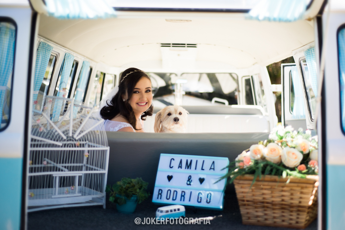 a kombinha carro da noiva chegando de kombi no dia do casamento para a cerimônia com o cachorrinho de pajem