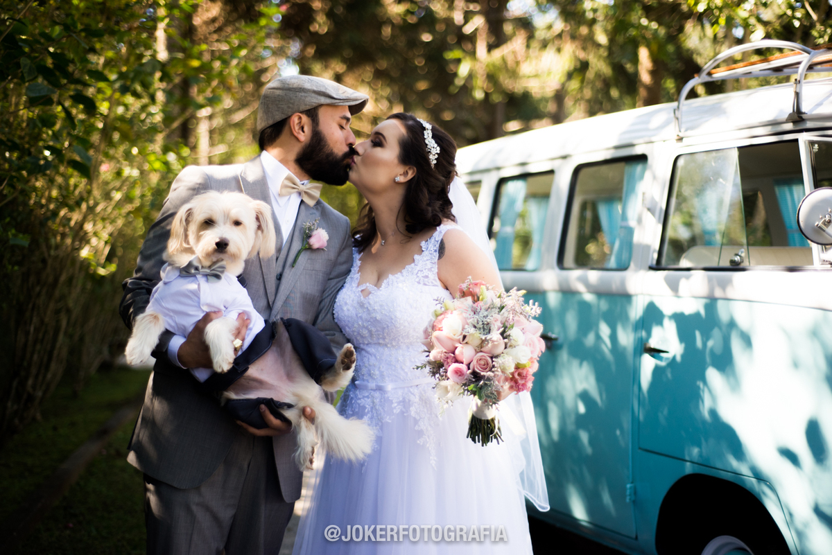 fotógrafo de casamento em curitiba fotografa casal com cachorro de estimação na kombinha azul