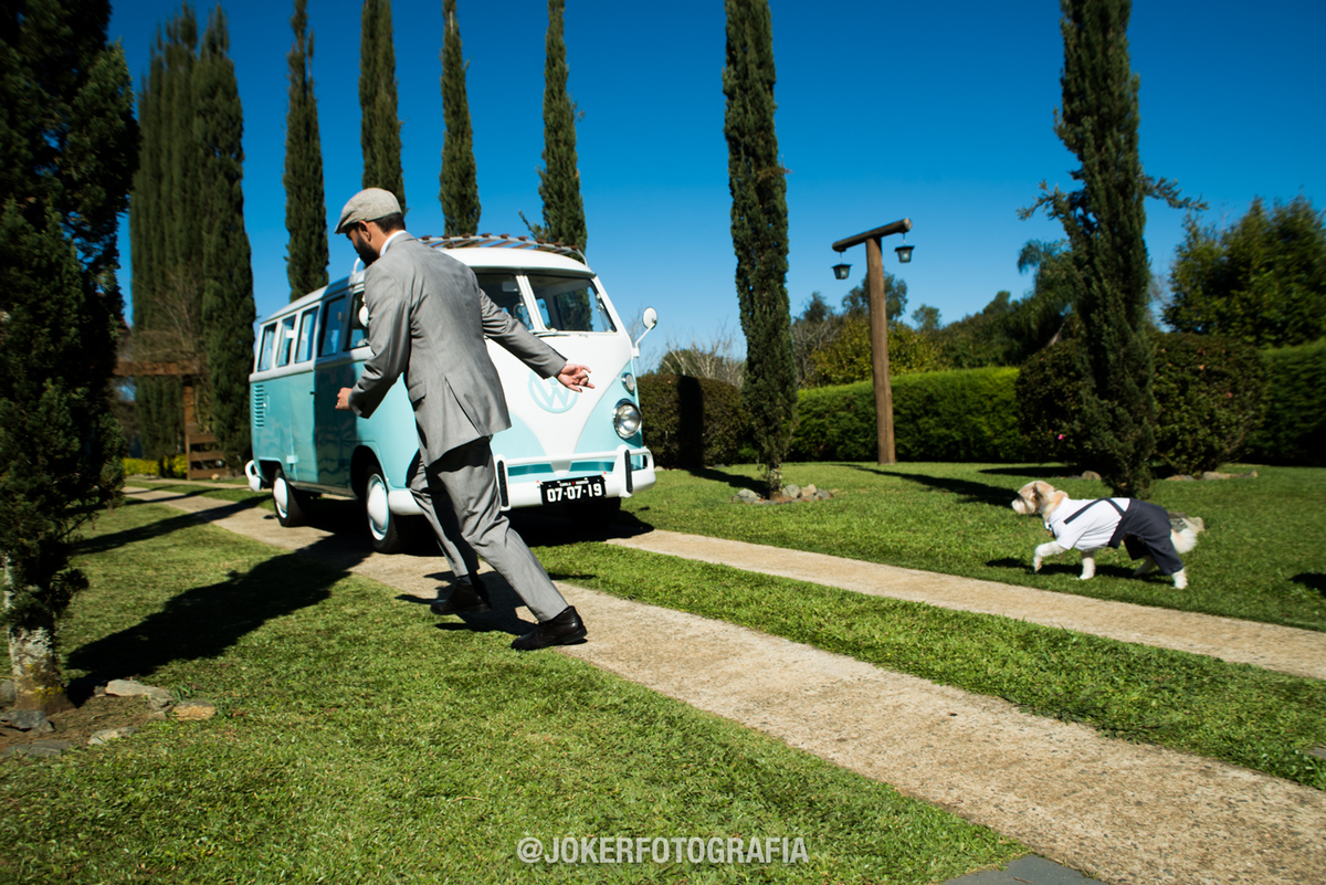 noivo com cachorro em casamento na chácara