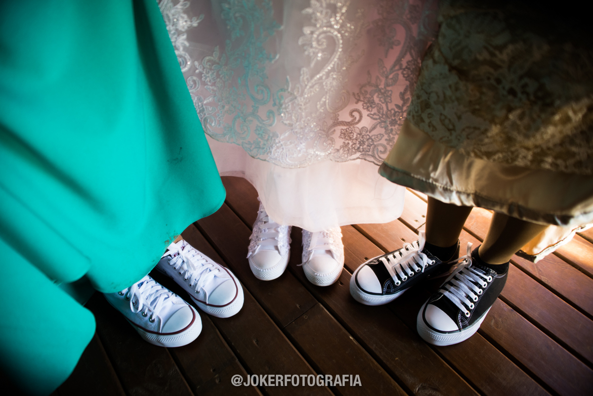 noiva de all star no dia do casamento customizado