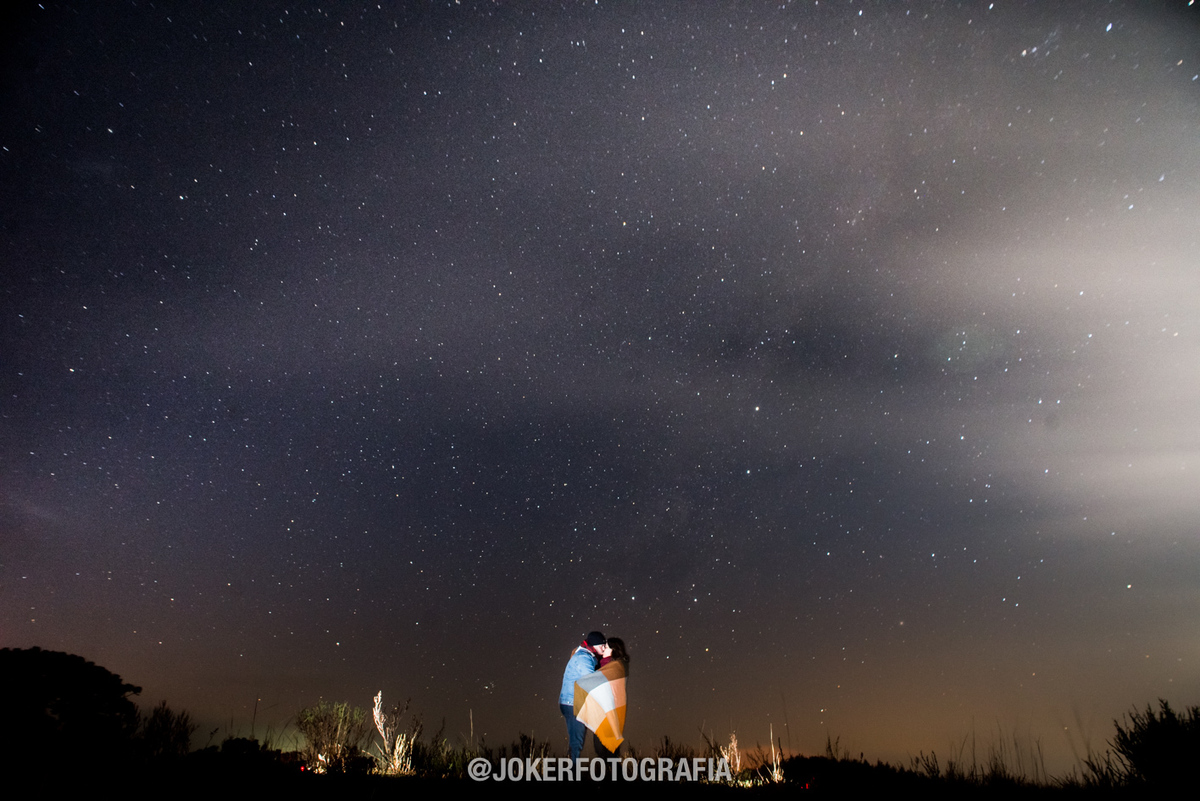 ensaio de casal noturno com céu estrelado