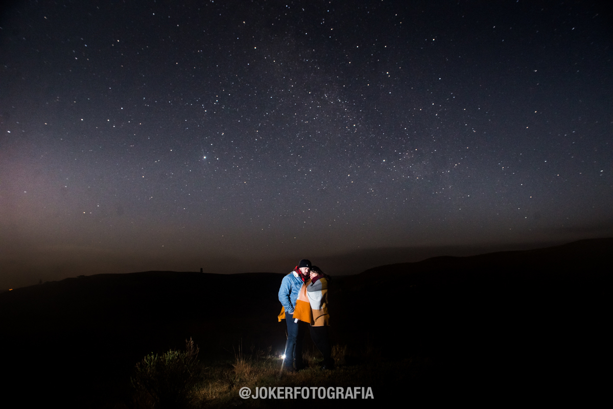 ensaio de casal noturno com céu estrelado fotógrafo de casamento curitiba