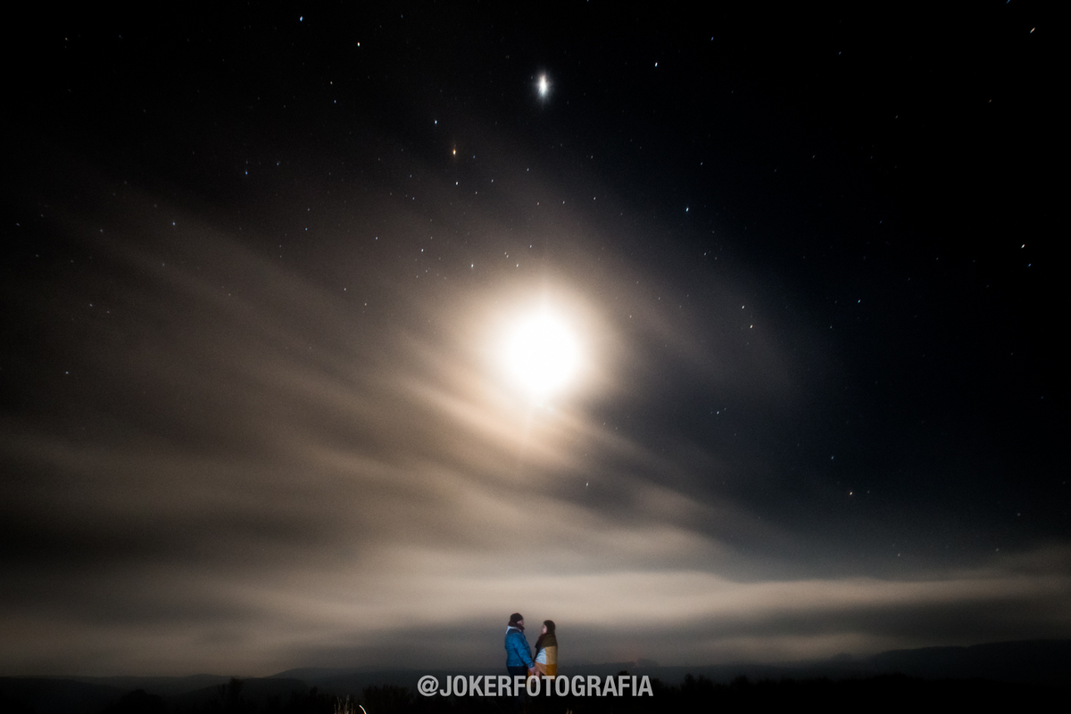 fotógrafo de casamento faz pre wedding com fotos de ceu estrelado