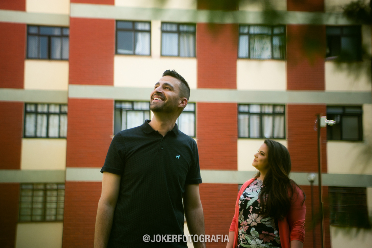 casal de noivos faz ensaio pre casamento em casa