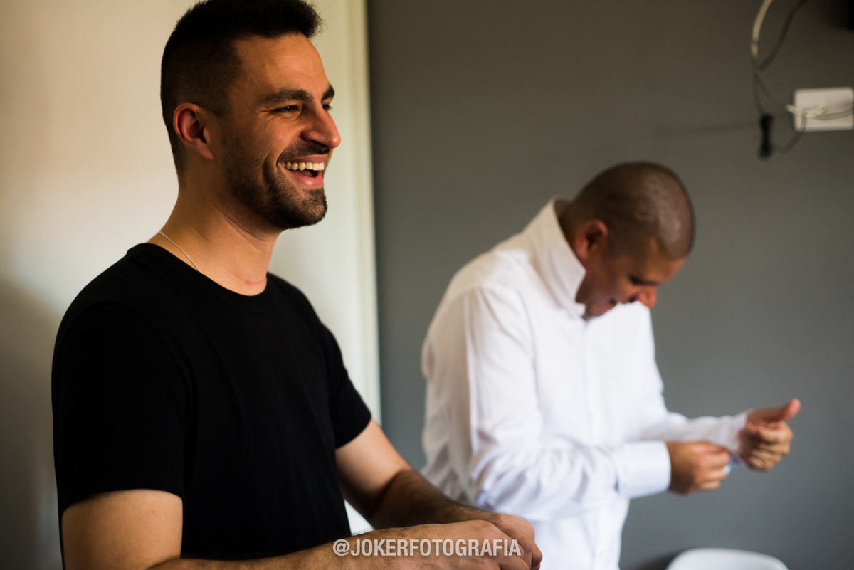 noivo com os amigos em casa no dia do casamento