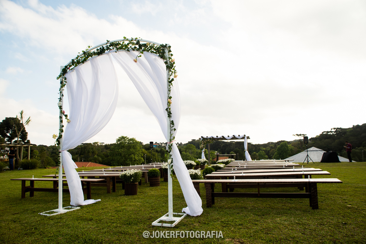chácara para casamento ao ar livre em cima da montanha cerimônia de dia sítio do caqui colombo com portal na entrada da cerimônia