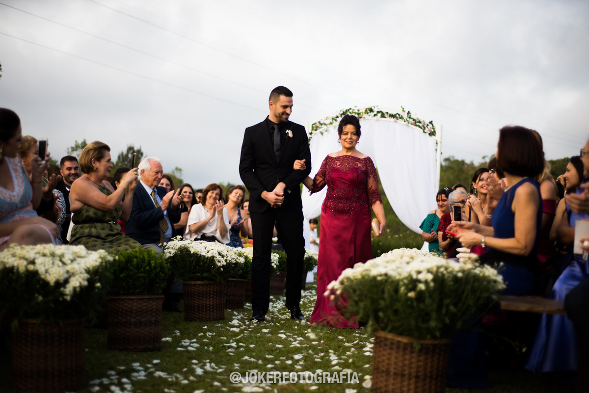 entrada do noivo em cerimônia na chácara 