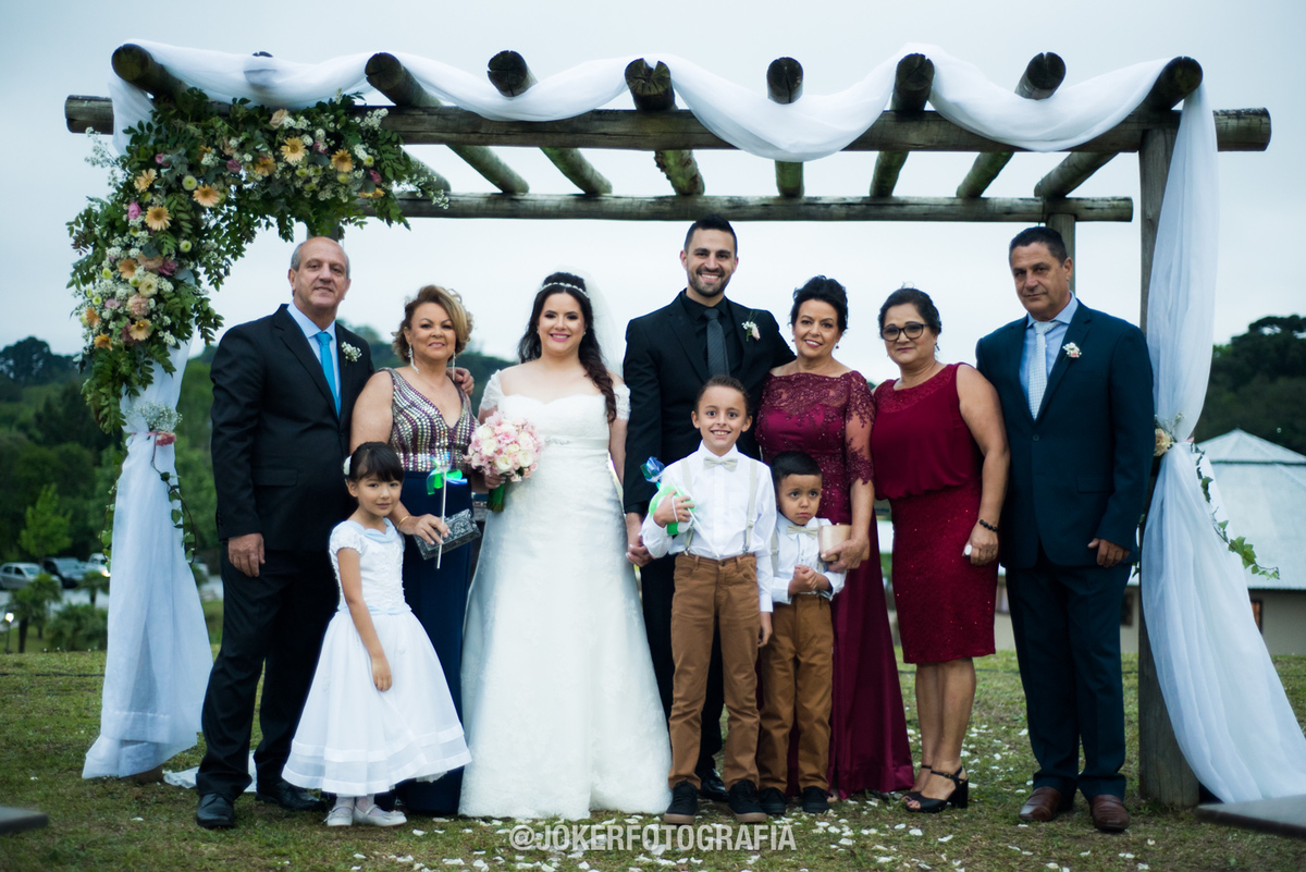 foto com a familia na cerimonia pergolado