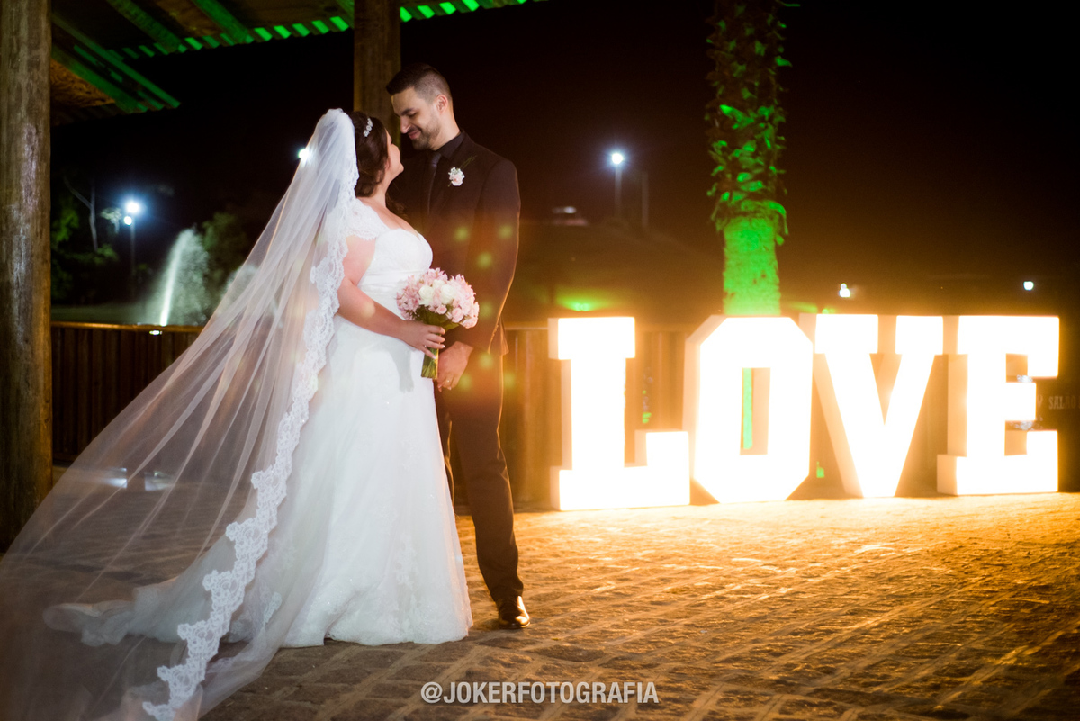 painel de letras love em mdf com lâmpadas decoração de casamento curitiba