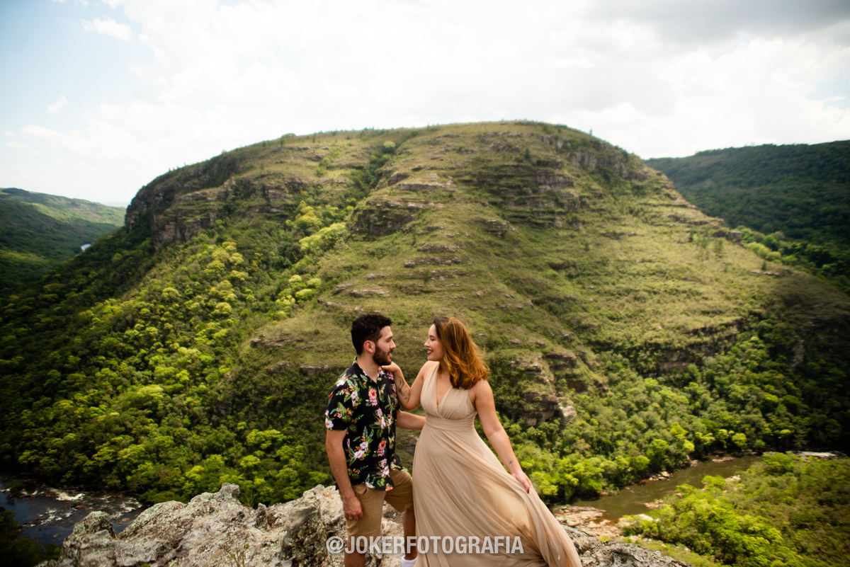 fotografo faz ensaio de casal em montanhas e fica aicnrivel