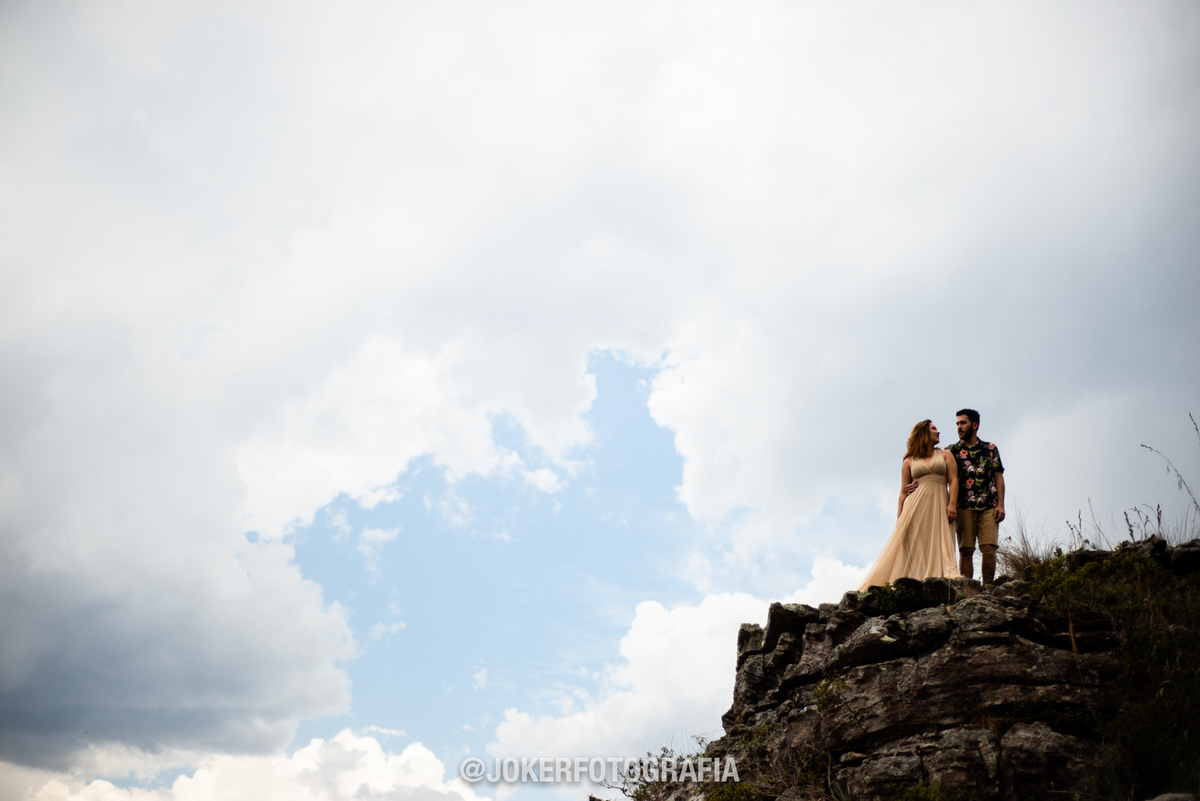 casal de noivos com o céu azul ao fundo