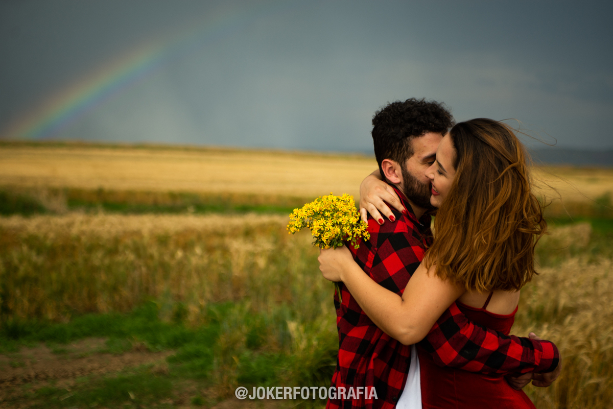arco iris aparece em ensaio pre wedding no campo de trigo