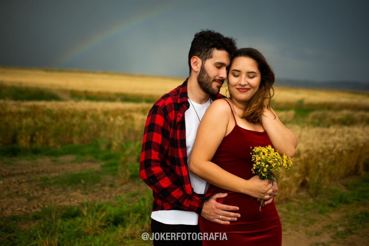 campo de trigo e buque com flores do campo