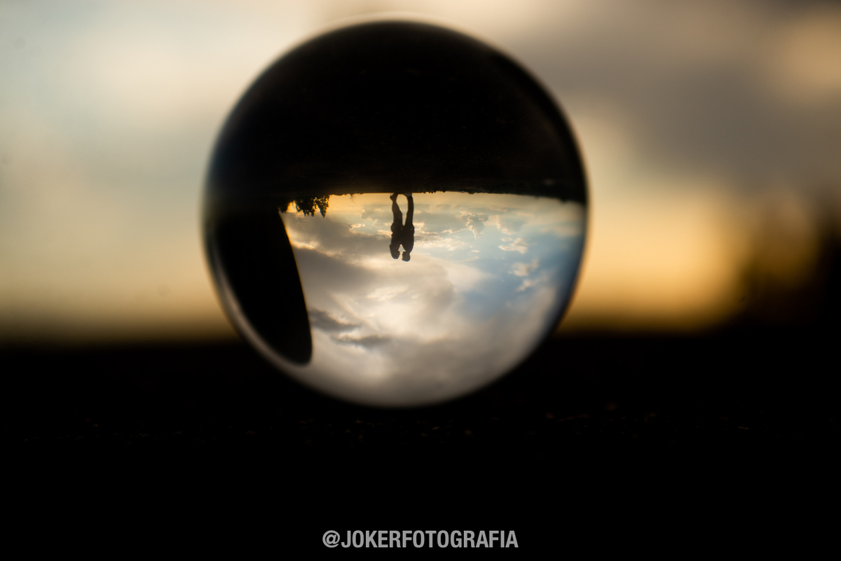 bola de cristal e casal no fim de tarde