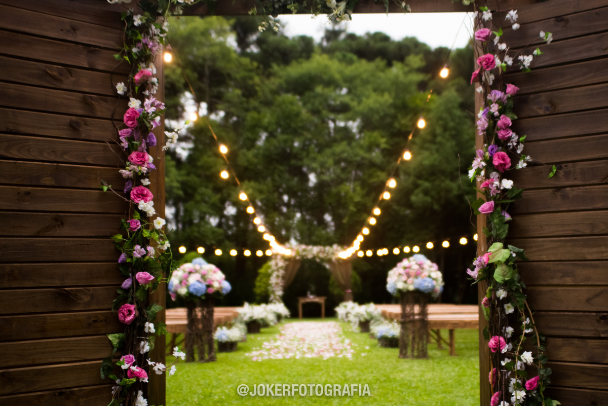 Decoração de casamento com portal de madeira na cerimônia e varal de luzes