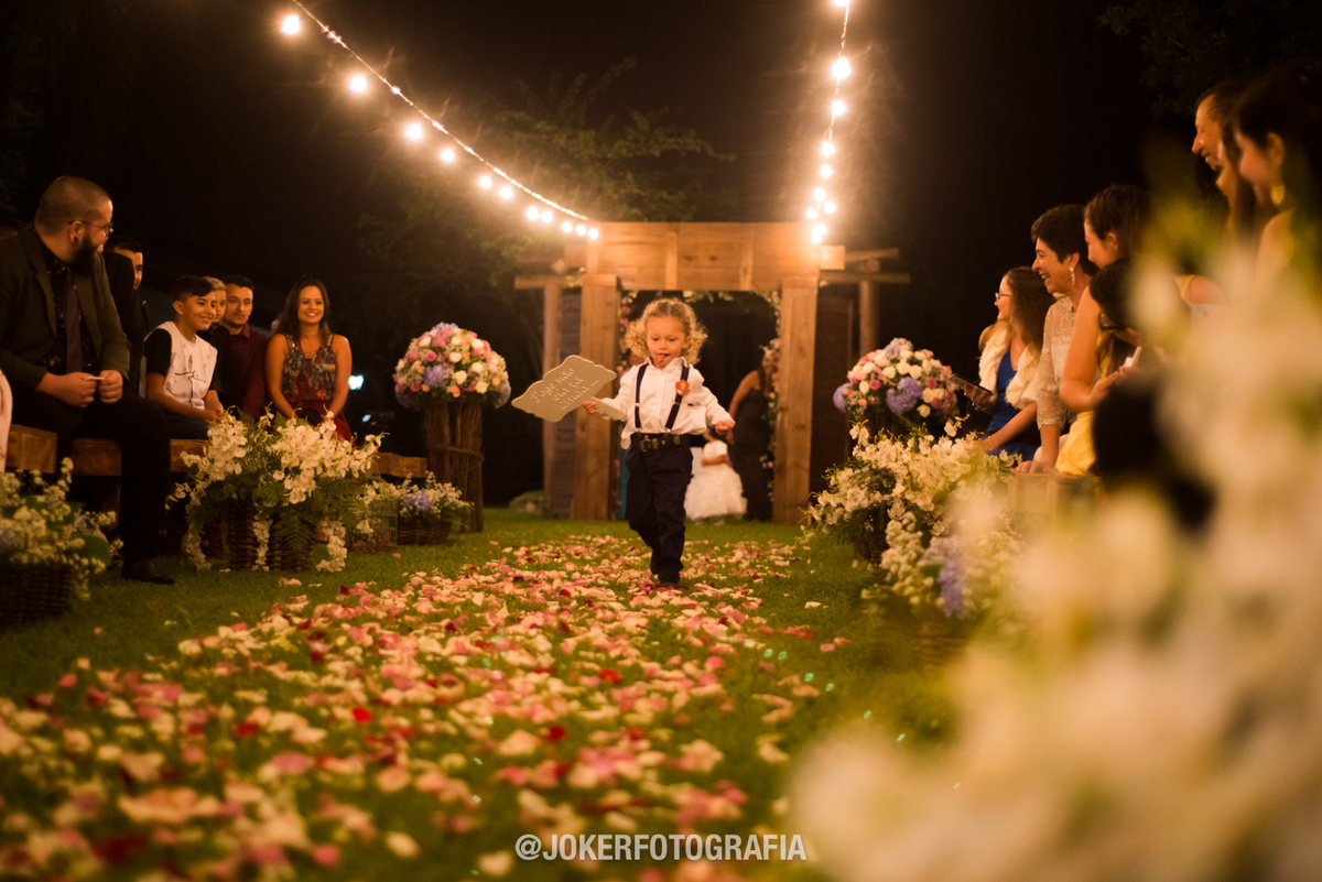 pajem com plaquinhas no casamento