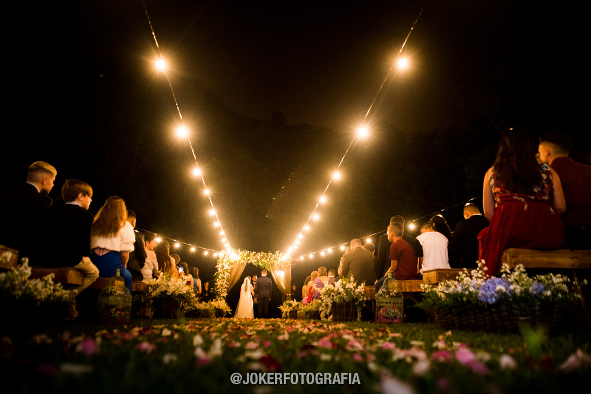 varal de luzes no corredor do casamento