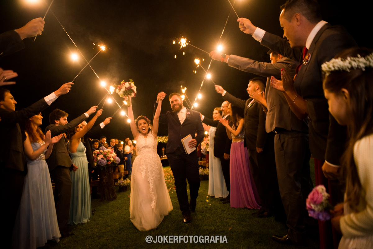 Corredor de sparkles para saída dos noivos