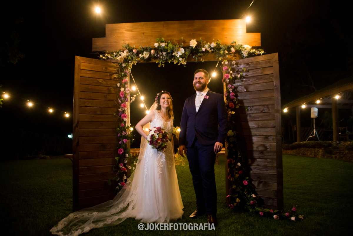 Decoração de casamento com porta de madeira na cerimônia