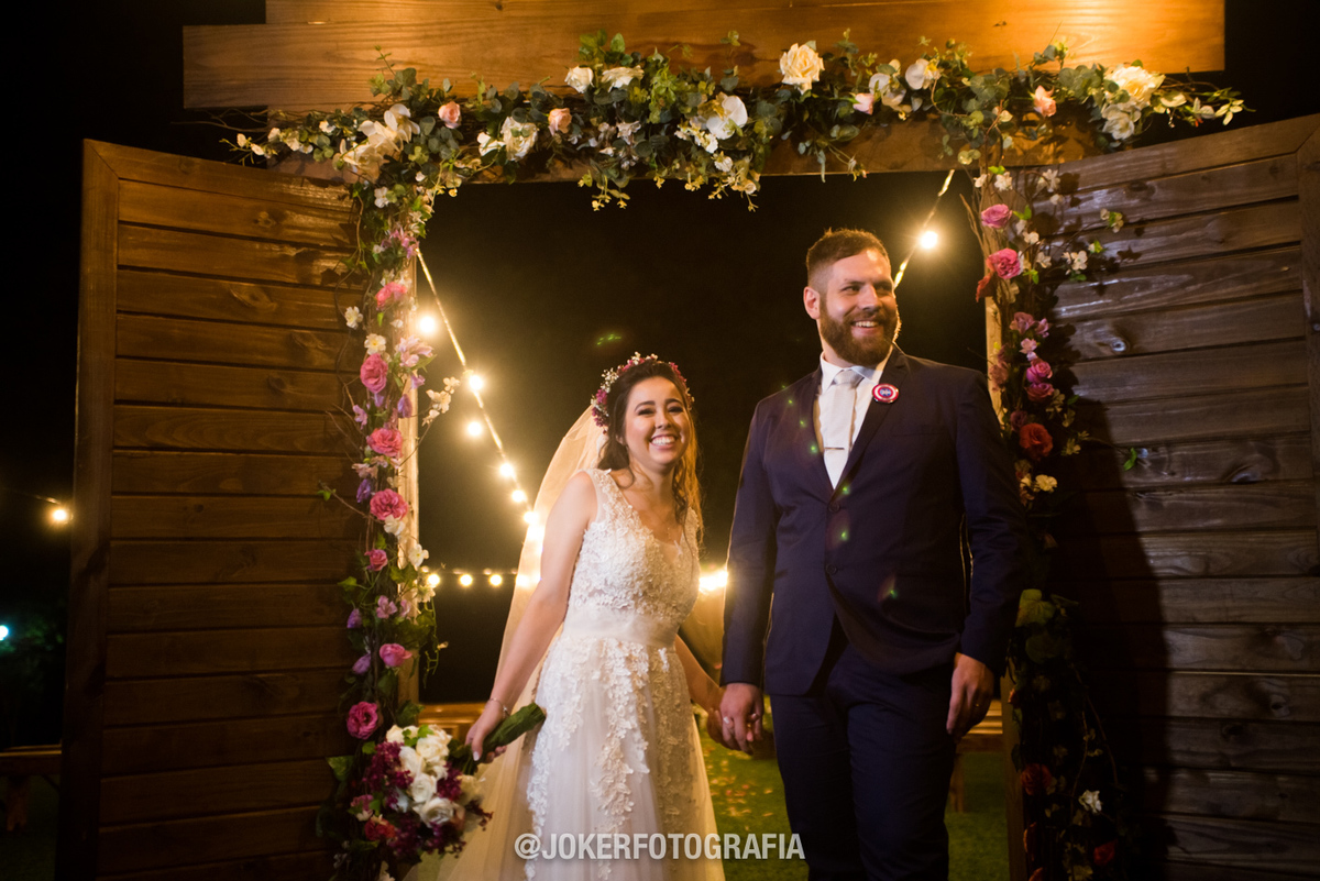 Arco de flores na cerimônia boho wedding