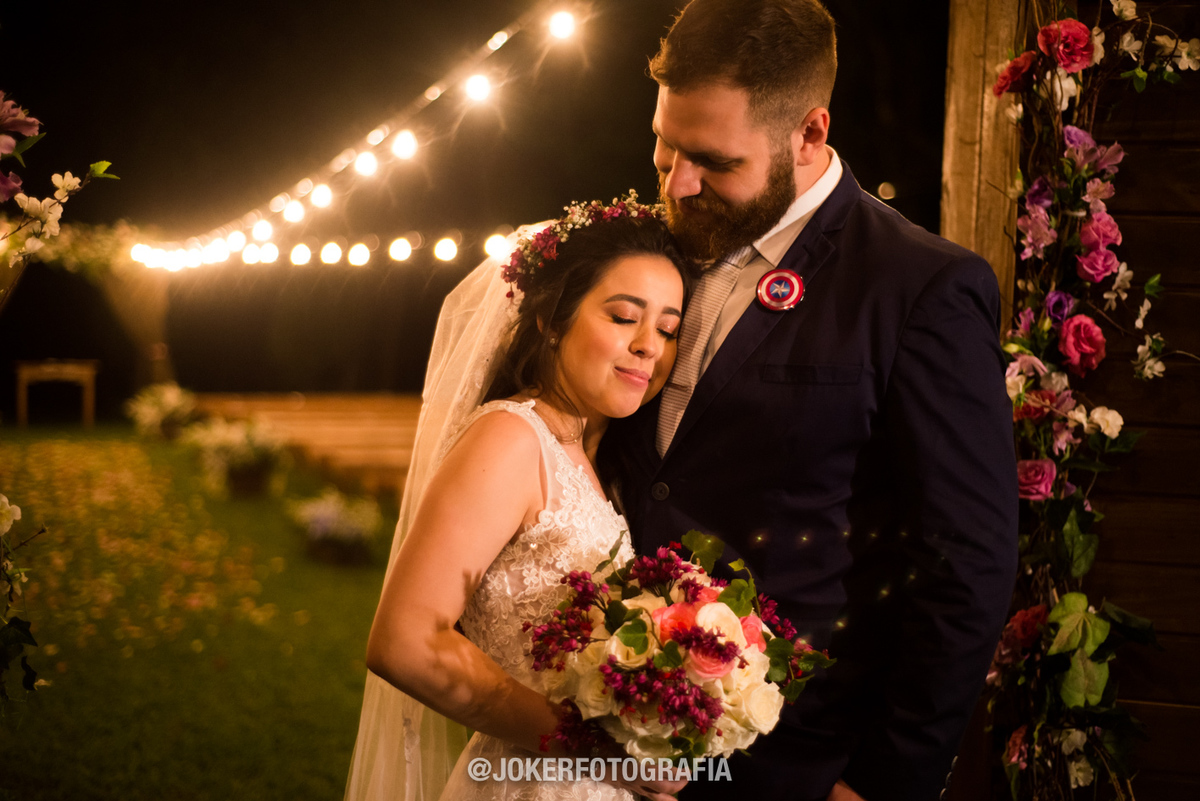 Buquê com flores vermelhas e brancas
