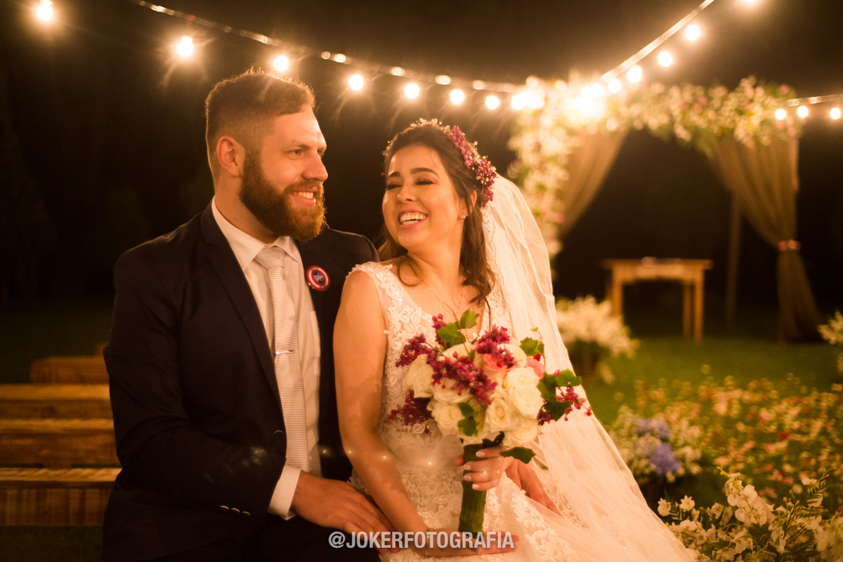 Noivos com varal de luzes na chácara Villa dei Nonni