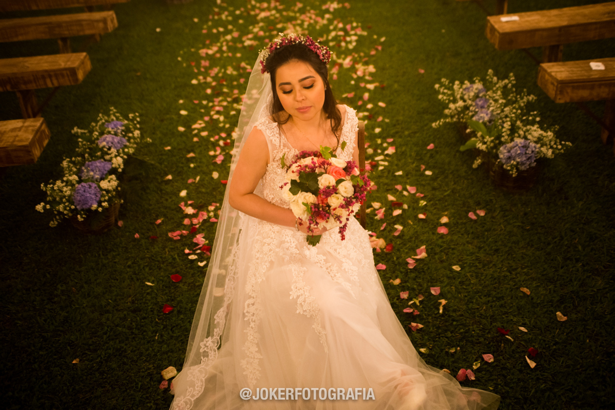 Noiva romântica para casamento em chácara com tapete de pétalas no corredor