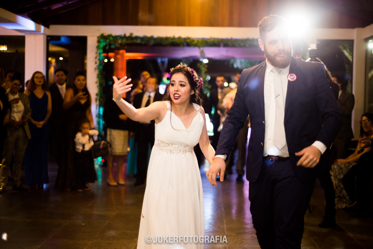 Noivos chamam os convidados para a pista