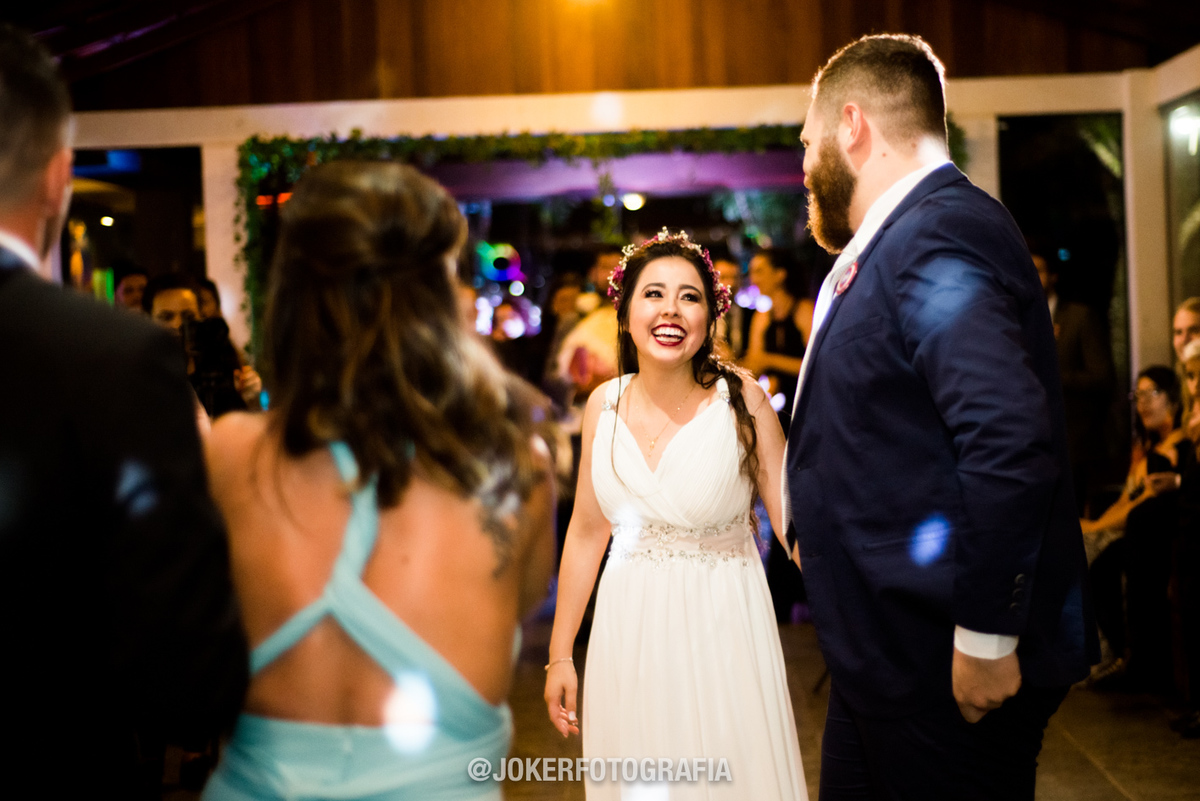 noiva com batom vermelho