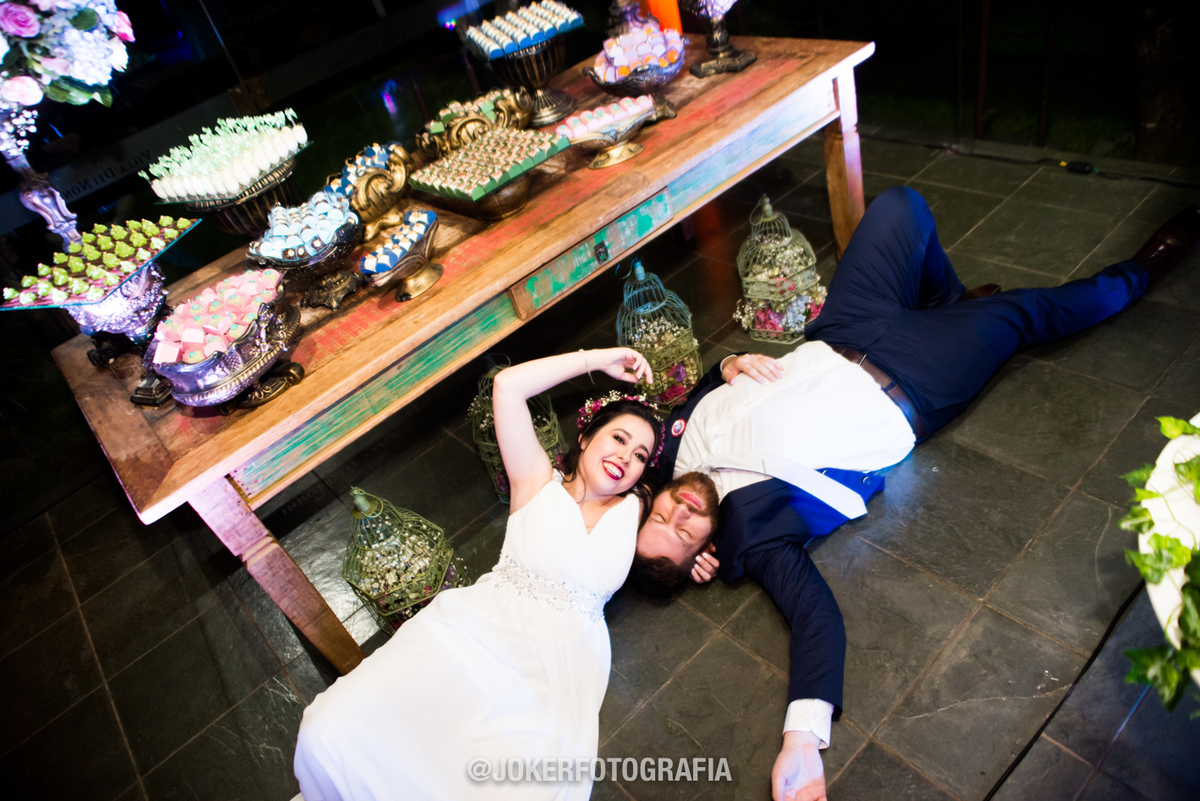 noivos no final da festa fotógrafo registra o casal curtindo 