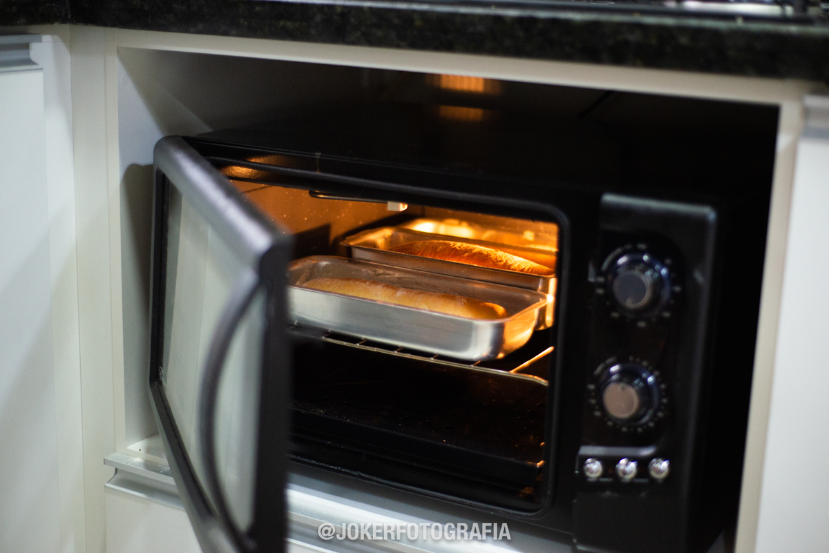 casal faz pão caseiro e cozinha juntos