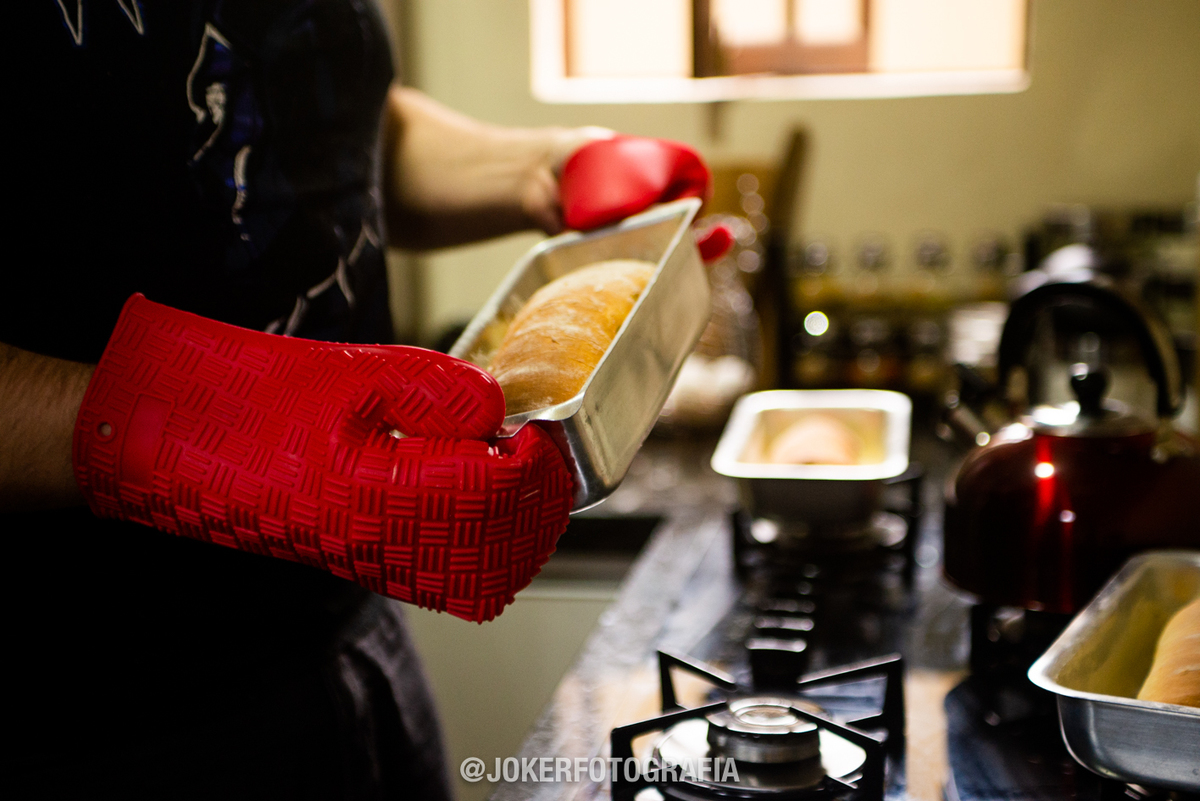 ensaio de casal em casa após o casamento com pão caseiro e café da manhã 