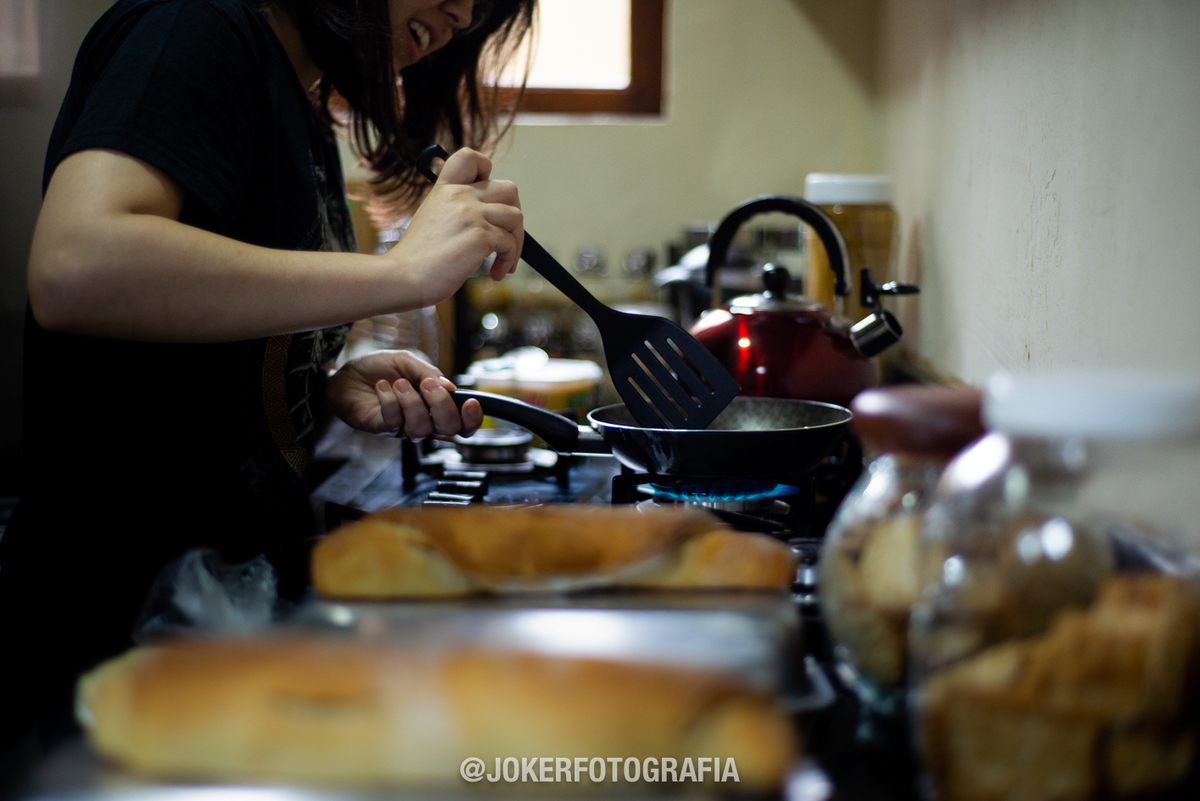 ensaio new Home fotógrafo registra momentos da vida real de um casal recém-casado